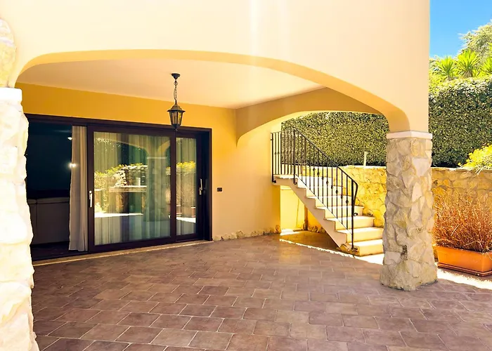Piano Terra In Villa Con Piscina